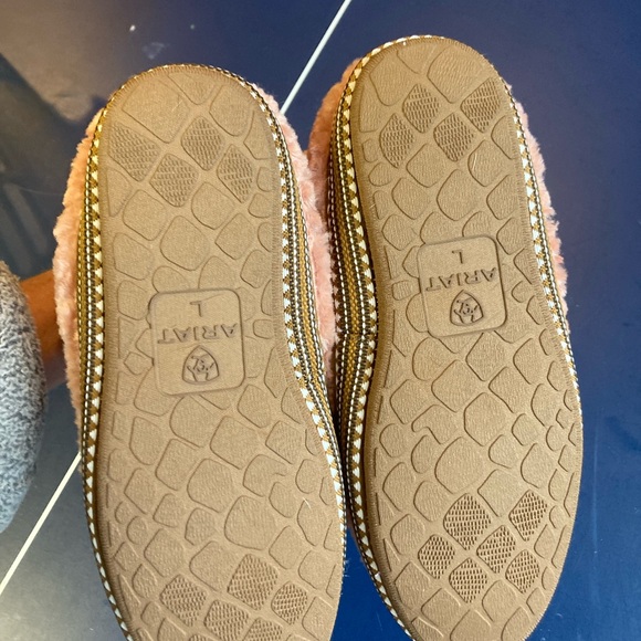 Ariat women’s slipper shoes  8.5-9 size large - Picture 3 of 4